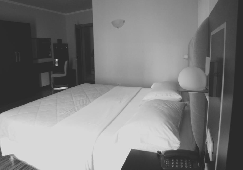 Hotel Nais Beach ดูร์เรส ภายนอก รูปภาพ