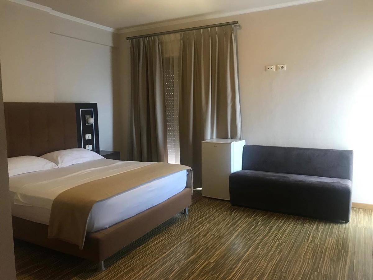 Hotel Nais Beach ดูร์เรส ภายนอก รูปภาพ