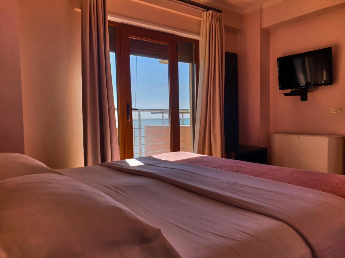 Hotel Nais Beach ดูร์เรส ภายนอก รูปภาพ