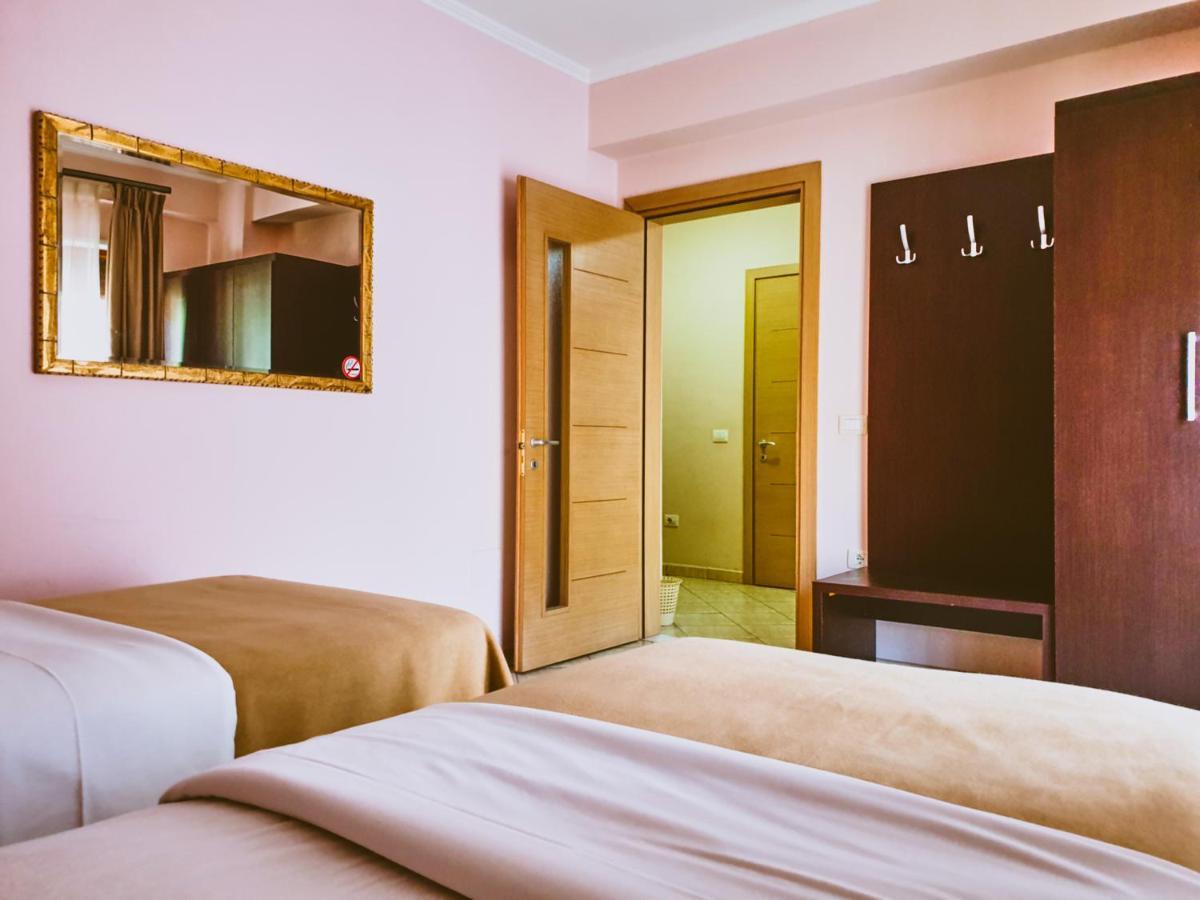 Hotel Nais Beach ดูร์เรส ภายนอก รูปภาพ