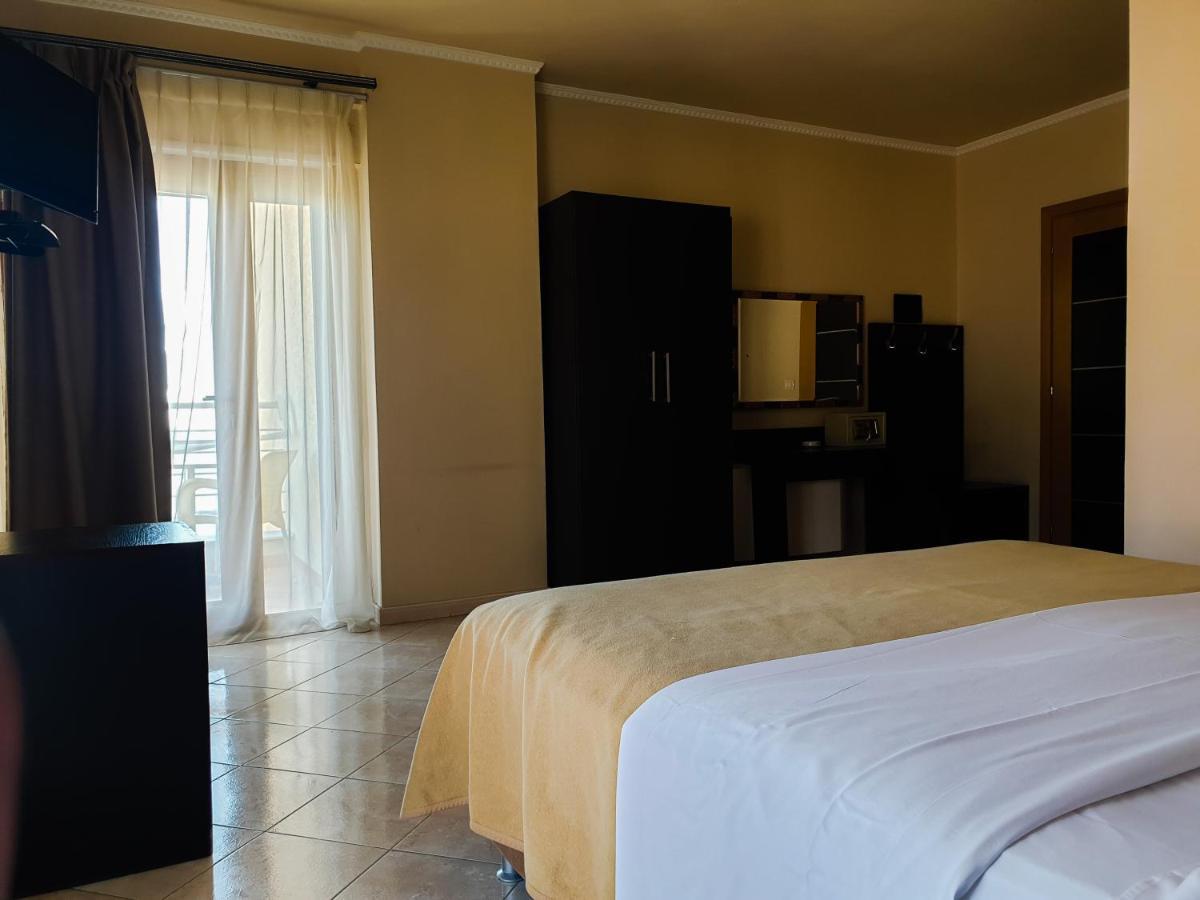 Hotel Nais Beach ดูร์เรส ภายนอก รูปภาพ